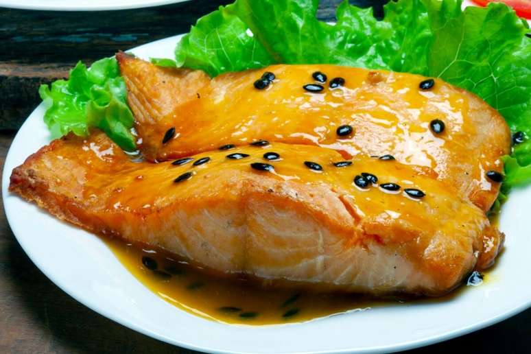 Salmão ao molho de maracujá 