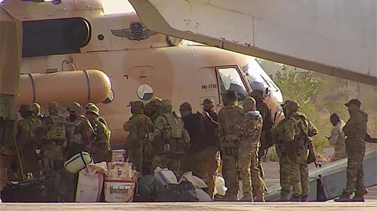 Esta fotografia sem data, distribuída pelos militares franceses, mostra mercenários russos embarcando em um helicóptero no norte do Mali.