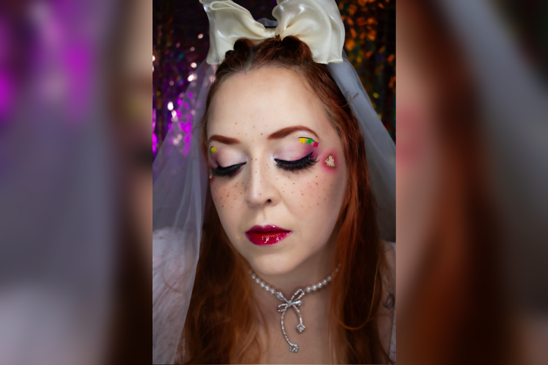 Brincar com sombras ou delineadores coloridos é uma opção para quem deseja fugir do básico 