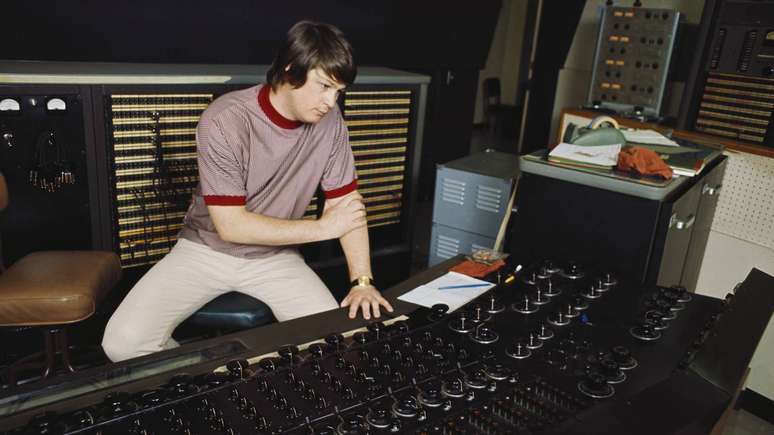 Brian Wilson, dos Beach Boys, durante as gravações de Pet Sounds, em 1966 -