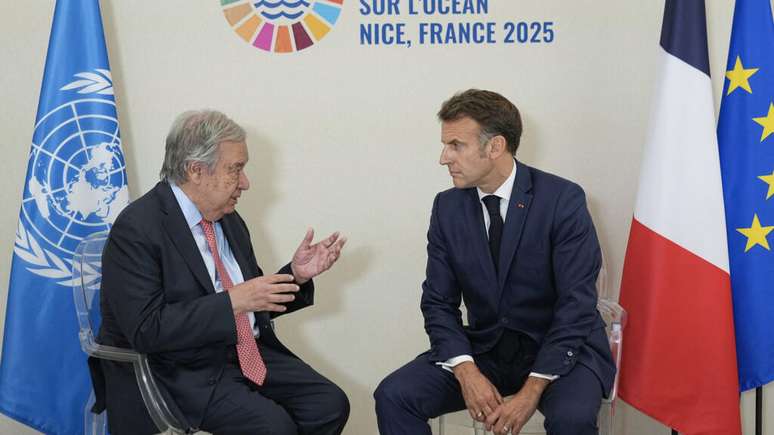 Secretário-geral da ONU, António Guterres, conversa com presidente francês, Emmanuel Macron, no dia da abertura da Conferência da ONU sobre os Oceanos, em Nice. (09/06/2025)