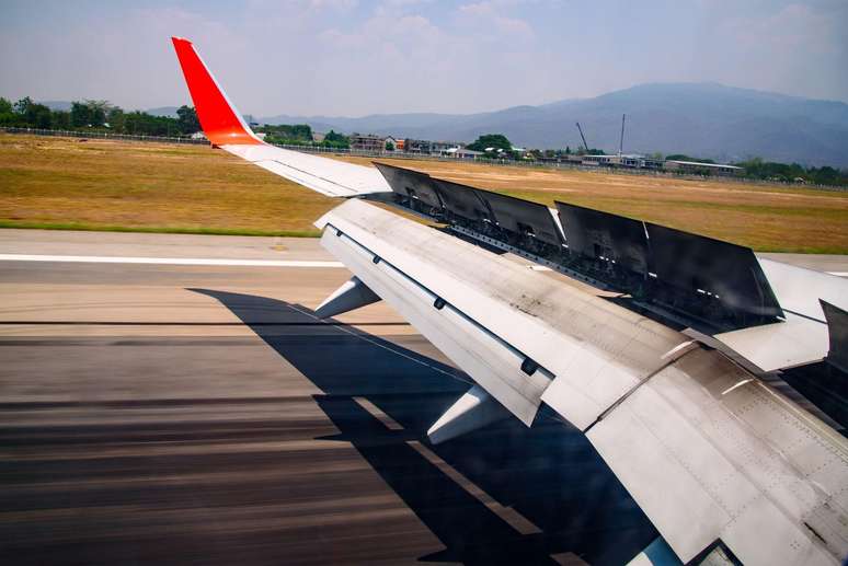 Os flaps, abas localizados nas pontas das asas, desempenham um papel vital durante a decolagem de aviões
