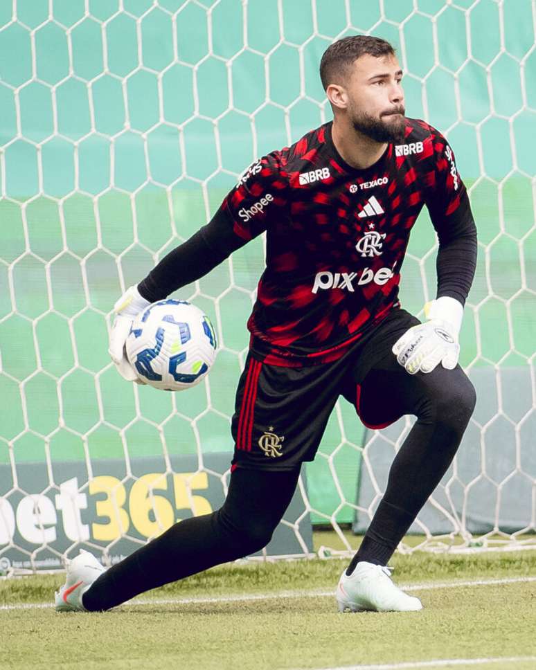 Matheus Cunha em aquecimento pré-jogo pelo Flamengo 