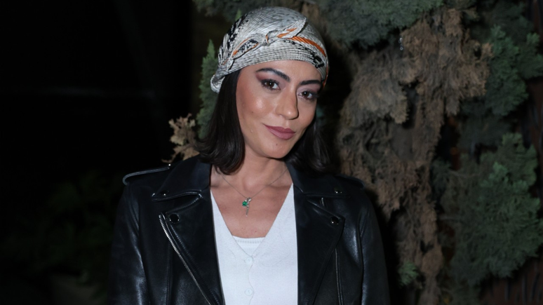 Carol Castro says goodbye to “girl of the moment” with a handkerchief on the head