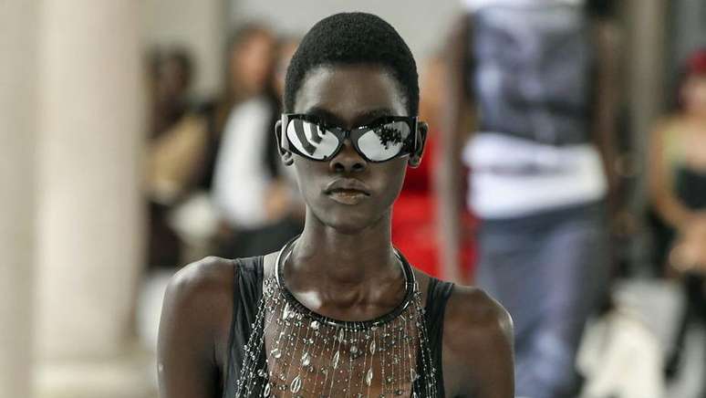 'Eu estava muito nervosa e assustada, mas disse para mim mesma: 'Posso fazer isso' porque era um sonho', diz a modelo sul-sudanesa Akur Goi, descoberta por agentes no Facebook, no ano passado