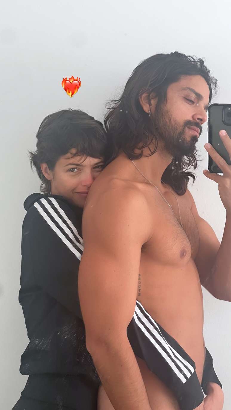 Agatha Moreira e Rodrigo Simas abraçados em foto publicada nas redes sociais do ator