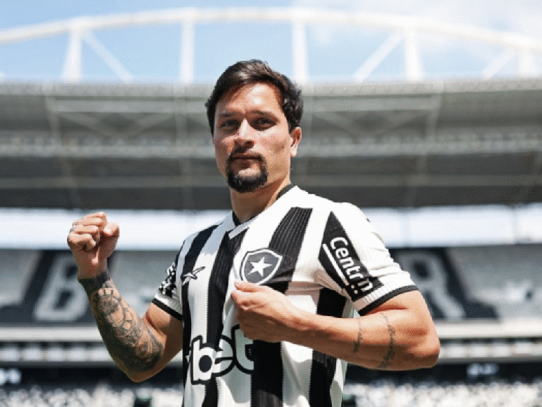 Artur em sua apresenta&ccedil;&atilde;o pelo Botafogo. Atacante &eacute; o camisa 7 do Alvinegro 