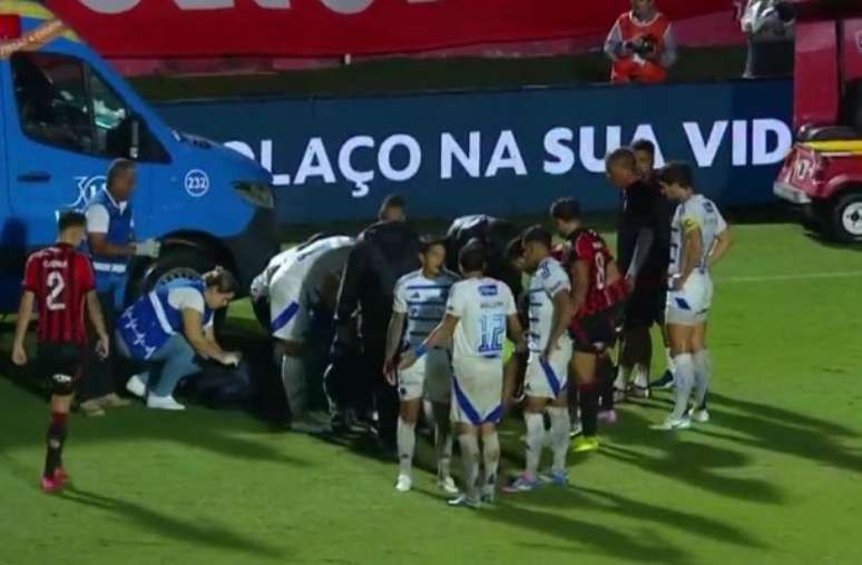 Jamerson fraturou o tornozelo direito após sofrer carrinho de Eduardo, do Cruzeiro, em jogo pela 12ª rodada do Brasileirão –