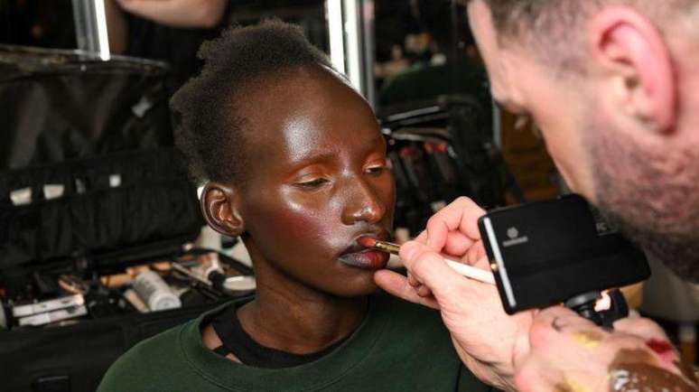 Arop Akol foi descoberta em 2019. Ela conta que se sentiu explorada, pois precisava fazer pagamentos que, normalmente, n&atilde;o s&atilde;o cobrados das modelos