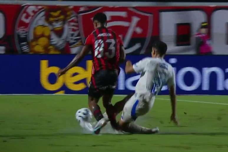 Jamerson fraturou o tornozelo direito após sofrer carrinho de Eduardo, do Cruzeiro, em jogo pela 12ª rodada do Brasileirão –