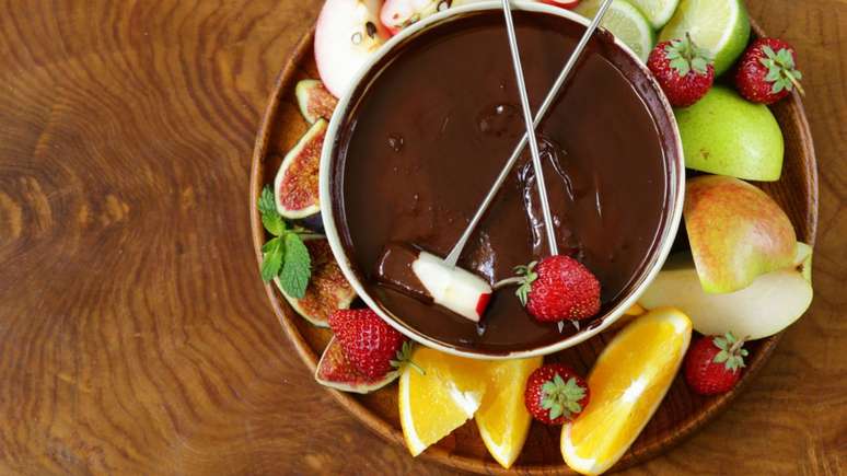 Fondue de chocolate com frutas – Foto: Shutterstock