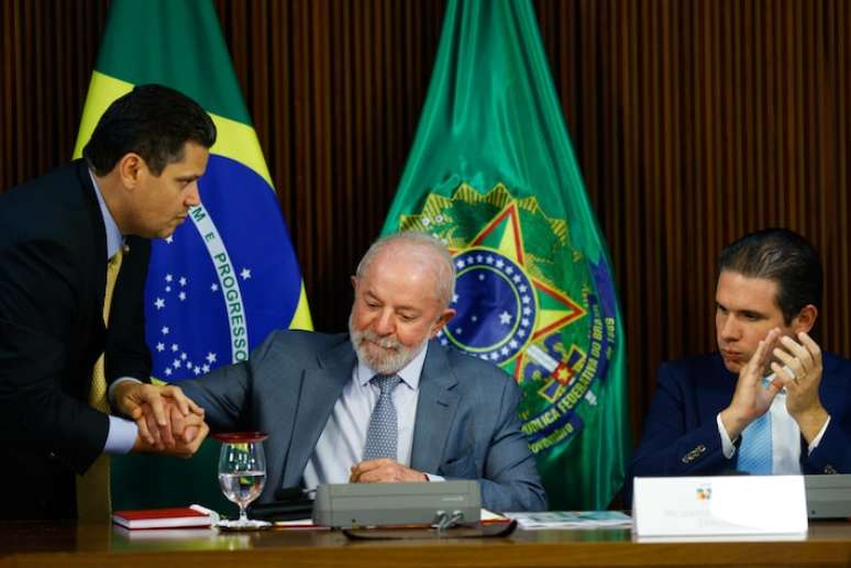 Lula com os presidentes do Senado, Davi Alcolumbre, e da Câmara, Hugo Motta