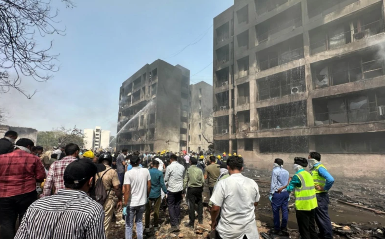 Pessoas se re&uacute;nem perto do local do acidente