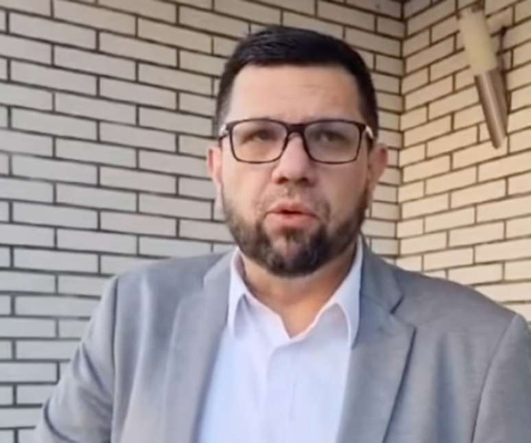 O blogueiro bolsonarista Oswaldo Eustáquio deve permanecer no país europeu.