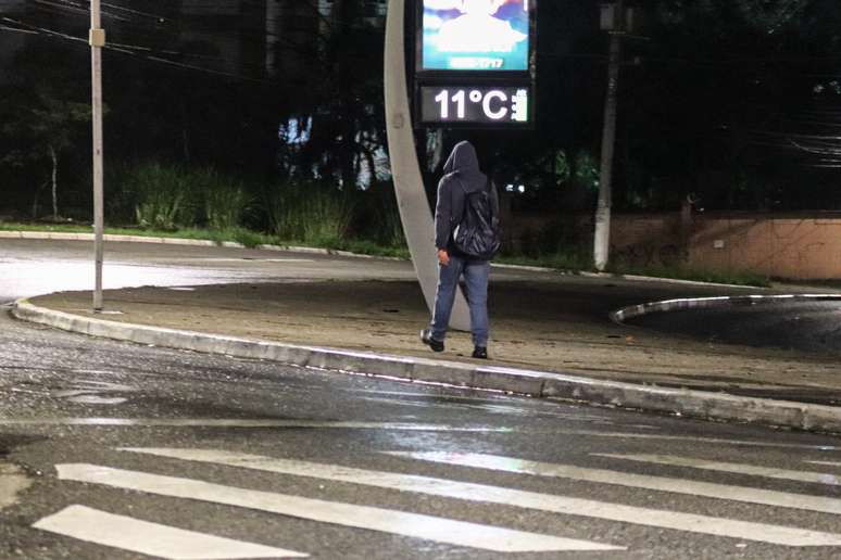 Termômetro registra temperatura de 11°C no bairro de Pirituba, na zona oeste da cidade de São Paulo, na madrugada desta quinta-feira, 12 de junho de 2025. A temperatura máxima na capital paulista hoje não deve passar dos 17ºC.