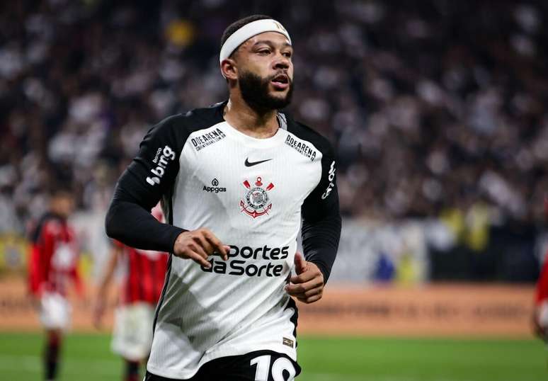Memphis Depay (Corinthians) durante jogo contra o Vitória, no dia 01.06.2025 