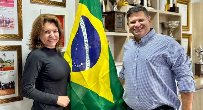 A apresentadora ao lado do empresário Fernando Mantovani, apoiador do quadro de cantoria do Hino Nacional