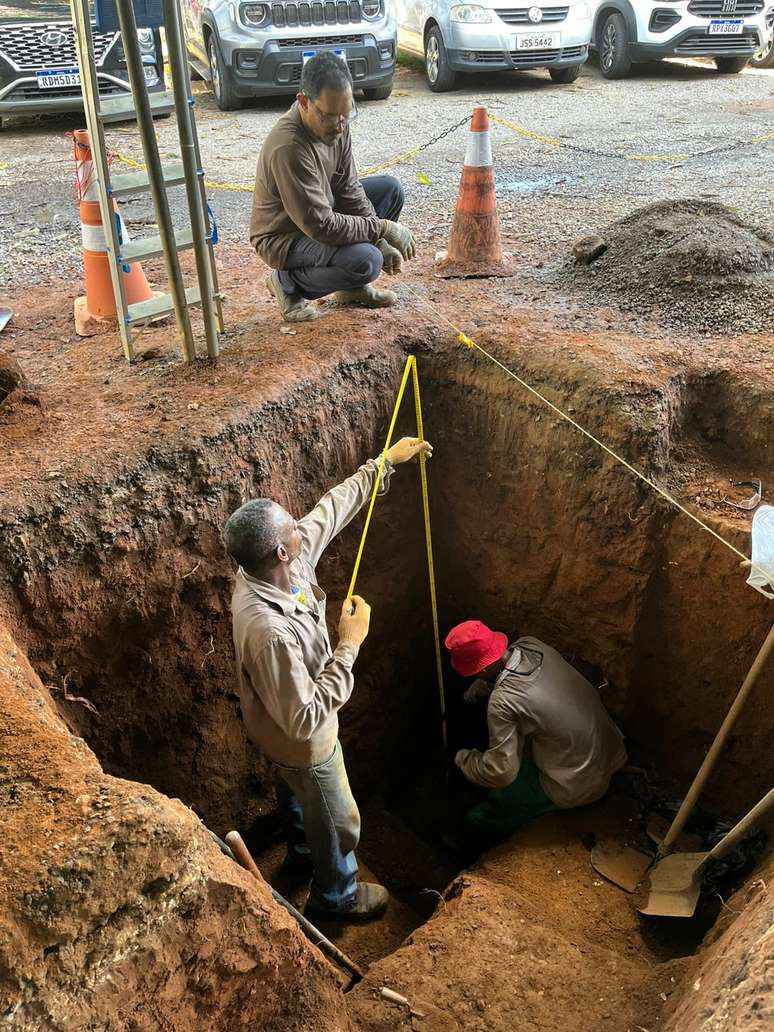 O cemitério está soterrado onde hoje fica o estacionamento do complexo da Pupileira