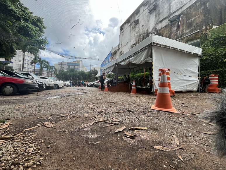 O cemitério está soterrado onde hoje fica o estacionamento do complexo da Pupileira