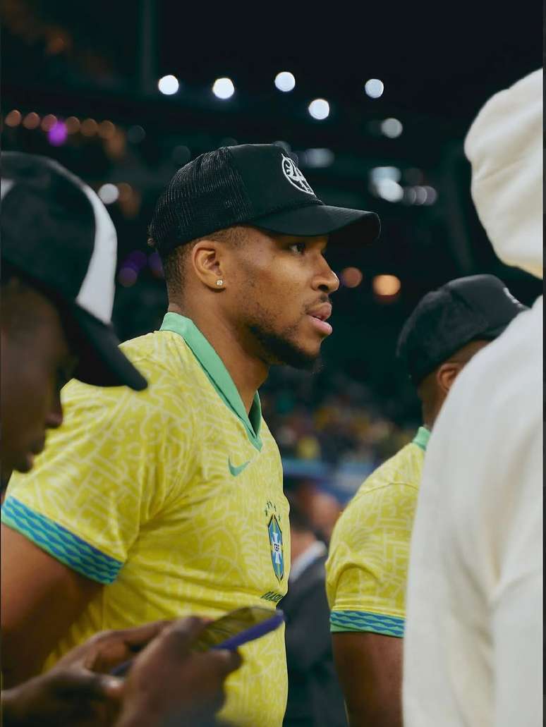 Giannis Antetokounmpo visita o Brasil