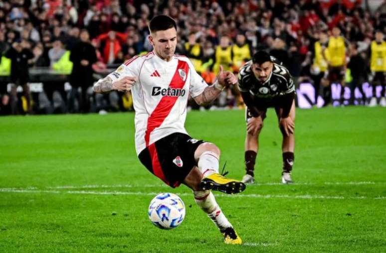 Na Data Fifa do mês de junho, Mastantuono estreou pela seleção principal da Argentina, contra o Chile –
