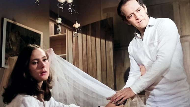 Cena de Plumas e Paetês; atriz da novela teve controversa com vacina e morreu aos 75 anos
