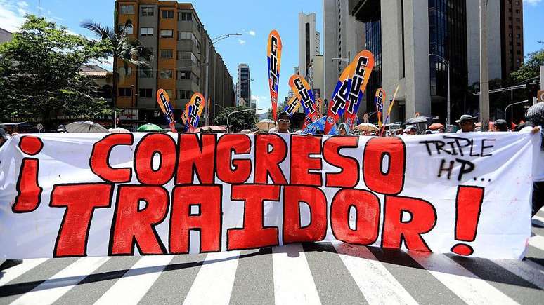 Os seguidores de Petro reagiram &agrave; vota&ccedil;&atilde;o do Congresso que rejeitou a consulta popular para reformas trabalhistas