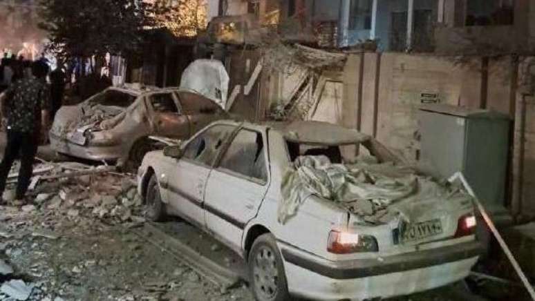 Carros destruídos em Teerã após operação israelense; segundo Tel Aviv, ataques foram "preventivos"