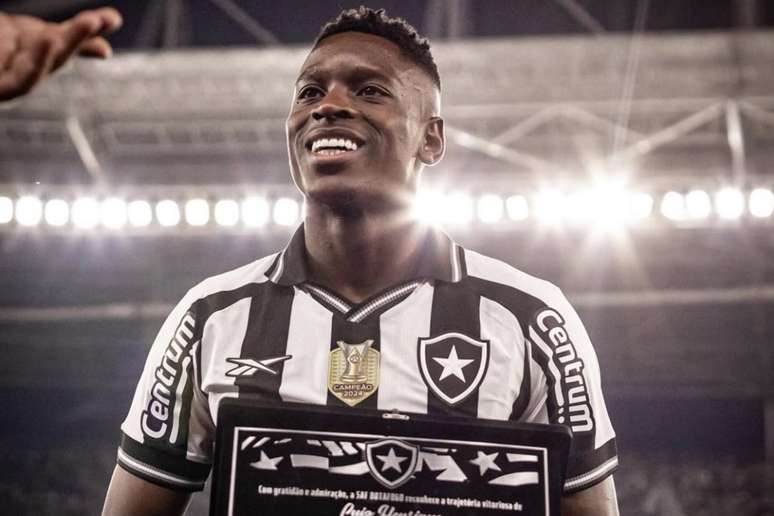 Luiz Henrique recebendo homenagem do Botafogo