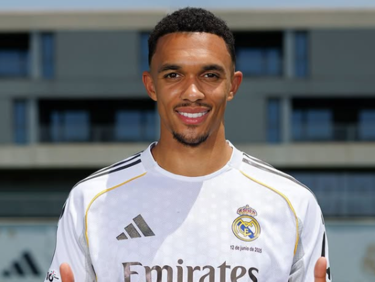 Trent Alexander-Arnold é apresentado pelo Real Madrid (Foto: Divulgação/Real Madrid)