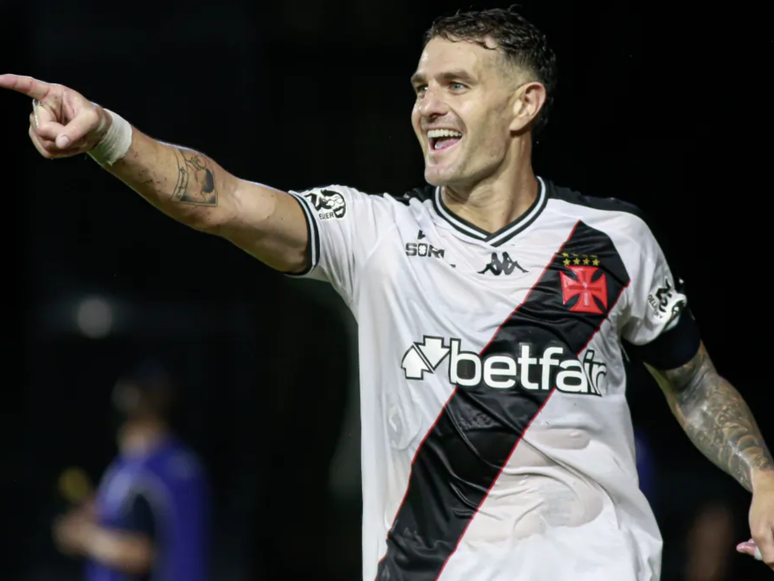 Vegetti em ação pelo Vasco. Pirata comanda o ataque cruzmaltino (Foto: Matheus Lima/Vasco)