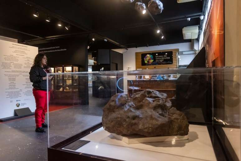 Meteorito de Itapuranga, o quinto maior já encontrado no Brasil, com 628 quilos, está exposto no Museu de Geociências da USP.