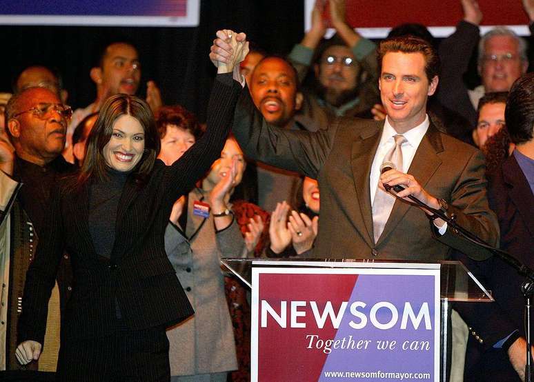 Newsom e sua primeira esposa, Kimberly Guilfoyle, após ganhar para prefeito de São Francisco, em 2004