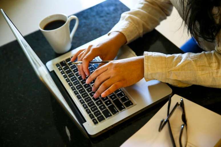Home office se tornou comum na pandemia, mas maioria das vagas agora voltaram a exigir trabalho presencial.