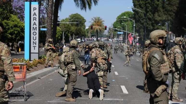 Os protestos em Los Angeles surgiram depois que batidas do ICE (o Serviço de Imigração e Alfândega dos EUA) em diferentes pontos da cidade resultaram na prisão de 118 pessoas