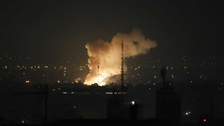 Fumaça sobe após uma explosão em Teerã no dia 13 de junho