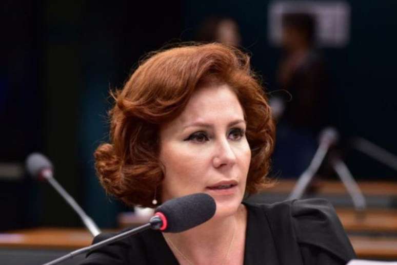 Militante bolsonarista acusa a deputada Carla Zambelli de falsificar assinatura e doação em dinheiro