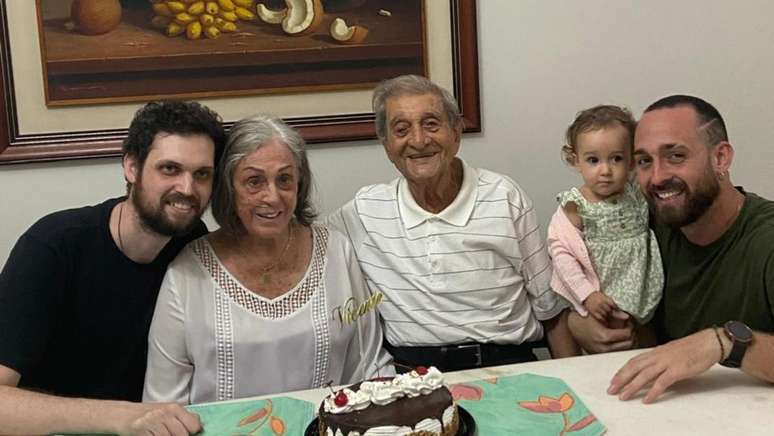 &Uacute;ltimo anivers&aacute;rio de Vicente. Na foto ele est&aacute; ao lado de Cylma, os netos lucas e Luciano, e a bisneta Serena &mdash;