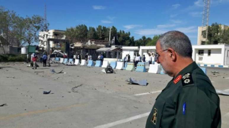 O comandante das forças terrestres da Guarda Revolucionária do Irã, Mohammad Pakpour, visita o local do ataque ocorrido na quinta-feira.