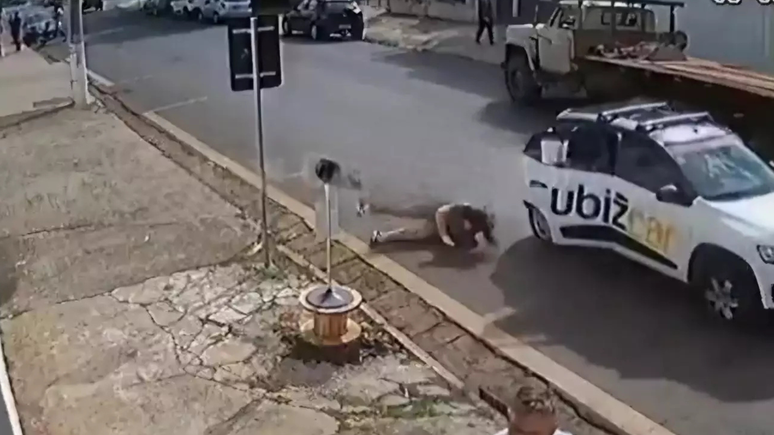 mulher se joga de carro de aplicativo para não pagar a corrida