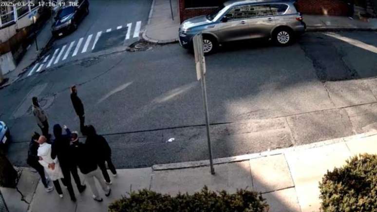 A detenção em plena rua da estudante de pós-doutorado turca Rümeysa Öztürk causou indignação