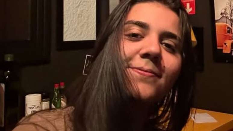 Yasmin Santos tranquiliza fãs após surgir no hospital