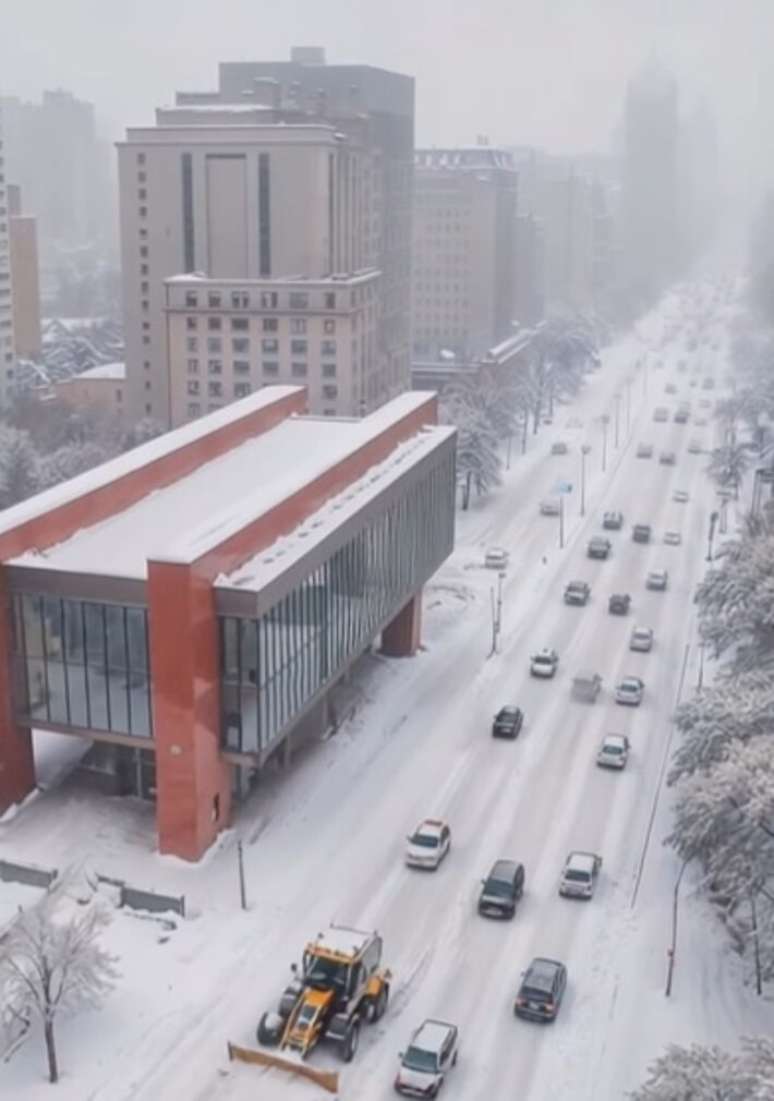 Vídeo feito por IA mostra como ficaria São Paulo se nevasse na cidade.