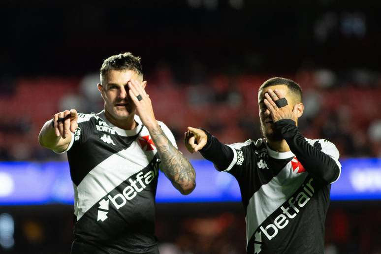 Vegetti e Philippe Coutinho comemoram gol contra p São Paulo –