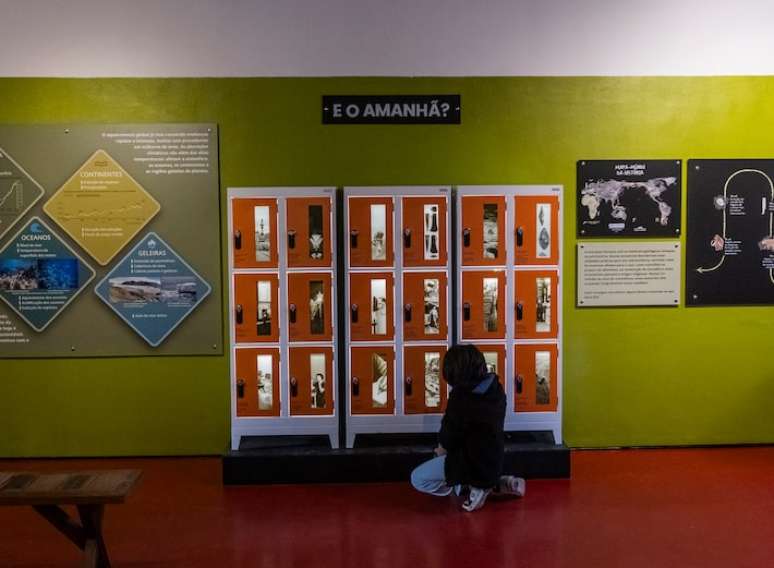 Sessão da exposição mostra como elementos modernos utilizam materiais químicos formados a milhares de anos.