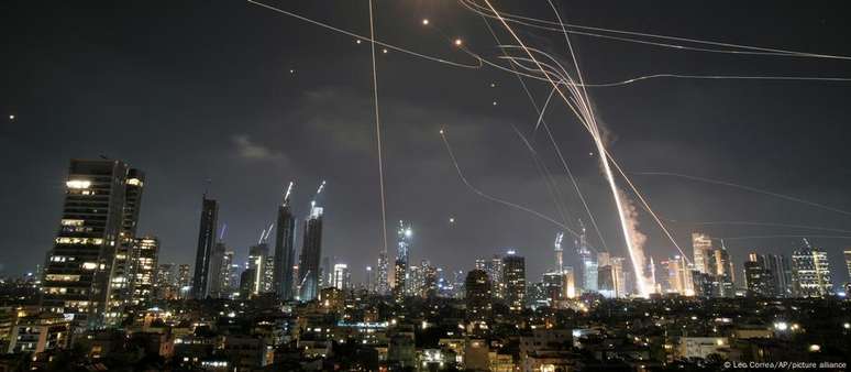Domo de ferro israelense intercepta mísseis do Irã em Tel Aviv