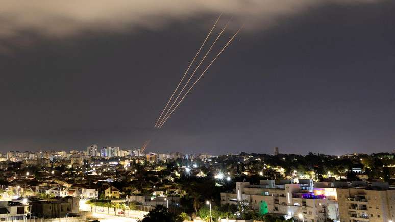 O sistema de defesa antimísseis de Israel ajudou a destruir mais de 300 mísseis e drones disparados pelo Irã no ano passado