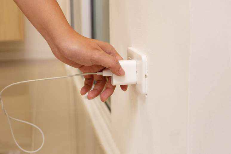 Os carregadores continuam consumindo energia quando estão ligados a tomada 