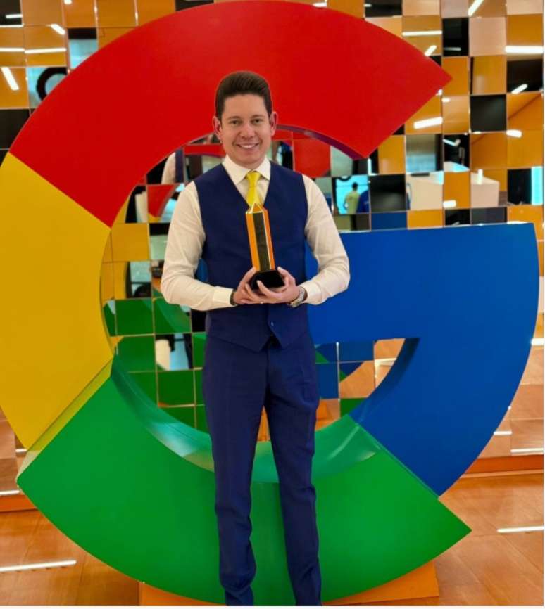 Bishop Bruno Leonardo is honored by YouTube with a plate of 50 million subscribers and visits to the Google Brazil headquarters