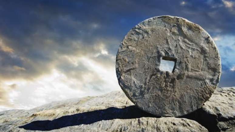A suposição era de que a roda evoluiu a partir de rolos de madeira. Tetra Images via Getty Images